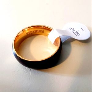 Unisex Size 7 Black & Gold Titanium Unisex Band Ring. New. Opened only for photo
